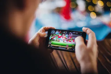 A professional dealer in a tuxedo greeting players at the roulette table, symbolizing the authentic live casino feel at KOKOZINO.